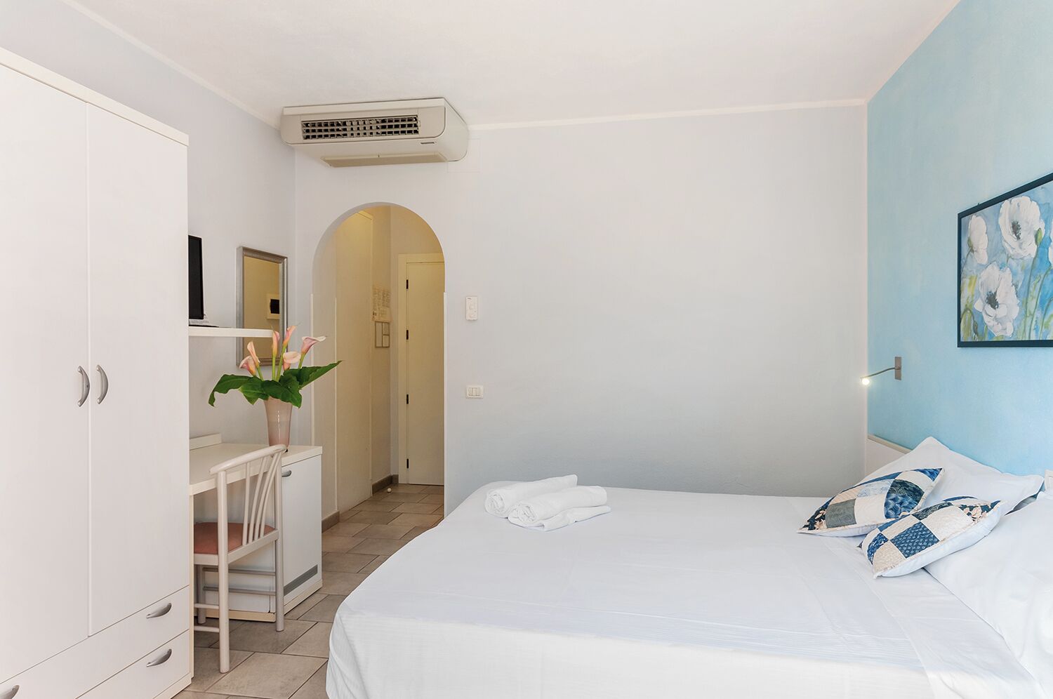 标准双人房 | 客房内保险箱、办公桌、免费 WiFi