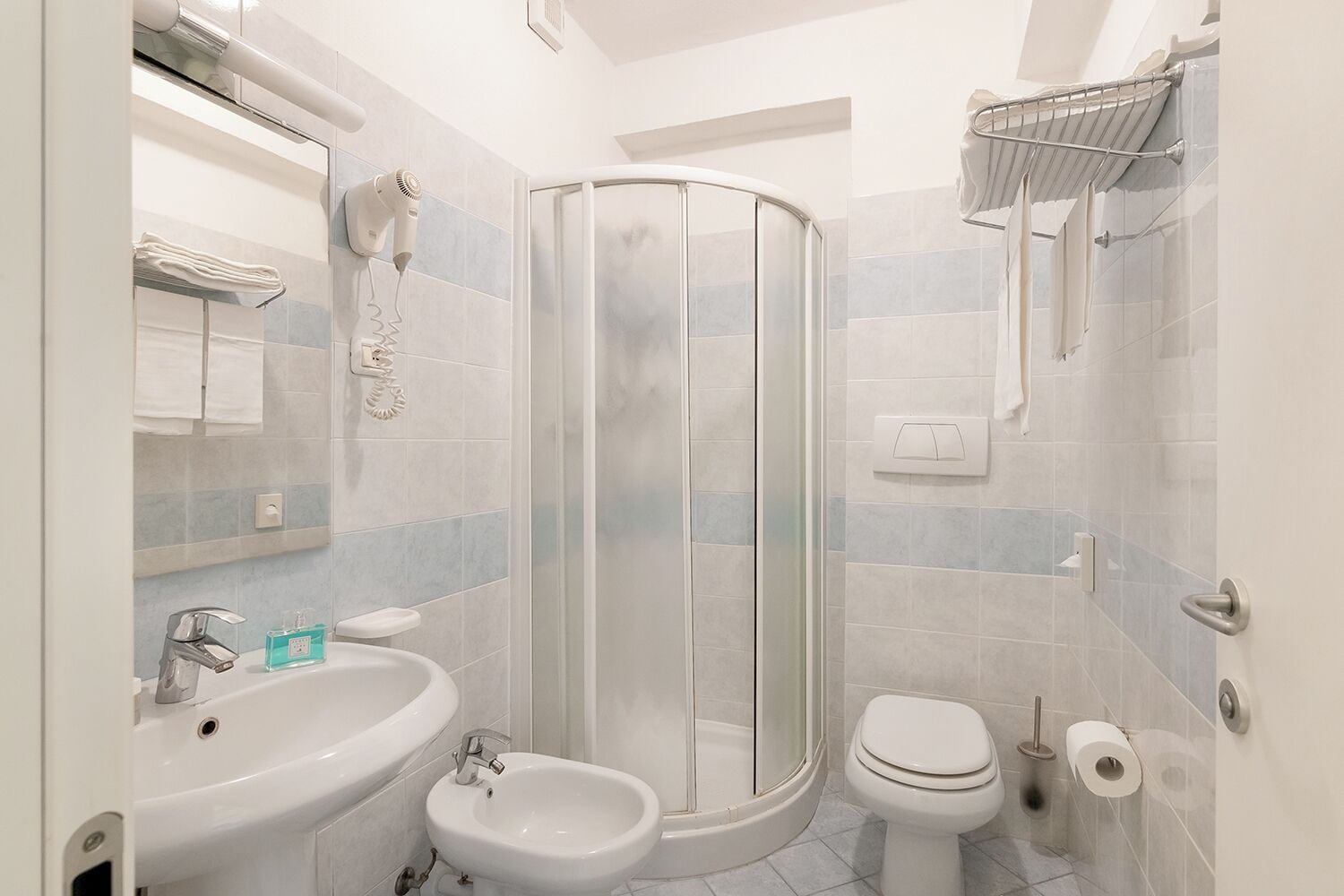 Standard Double or Twin Room | Bathroom | Towels