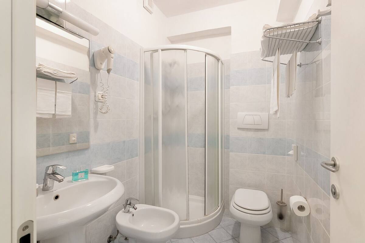 Standard Double or Twin Room | Bathroom