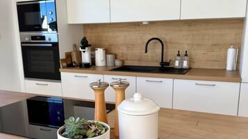 Een koelkast, een microgolfoven, een oven, een kookplaat