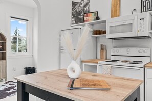 Jä�äkaappi, mikroaaltouuni, uuni, liesi