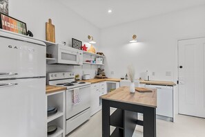 Kjøleskap, mikrobølgeovn, ovn og kokeplater