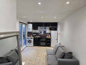 Sovsal - 1 sovrum - rökare - uteplats | Vardagsrum