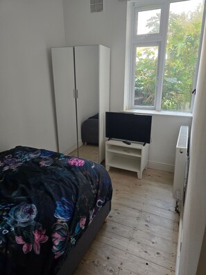 Shared Dormitory, 1 Bedroom, Smoking, Patio - Room-ground Floor two Bedroom Flat (London)