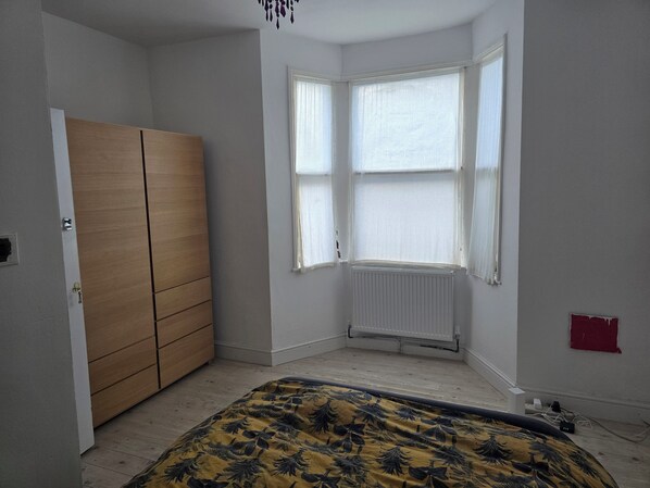 Room - Room-ground Floor two Bedroom Flat (London)