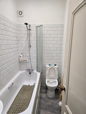 Shared Dormitory, 1 Bedroom, Smoking, Patio | Bathroom - Room-ground Floor two Bedroom Flat (London)