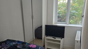 Shared Dormitory, 1 Bedroom, Smoking, Patio - Room-ground Floor two Bedroom Flat (London)