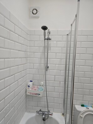 Bathroom - Room-ground Floor two Bedroom Flat (London)
