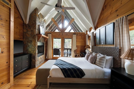 4 bedrooms, desk, iron/ironing board, free WiFi. Luxury Riverfront Cabin HotTub~Sauna~Game Room!