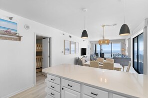 Apartment, Mehrere Betten (Romar Place 806) | Innenbereich