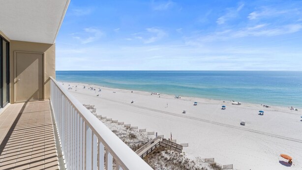 Ein Balkon mit Blick auf einen Strand.