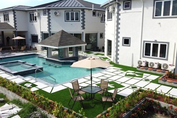 Vista frontal de la propiedad