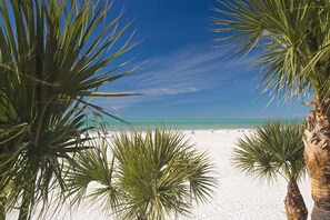 Una playa de arena blanca y agua turquesa cristalina.