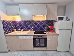 Réfrigérateur, four à micro-ondes, un four, surface de cuisson