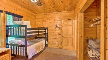 4 bedrooms, iron/ironing board, WiFi, bed sheets