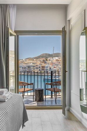 Caja de seguridad en la habitación y espacio para trabajar con laptop 