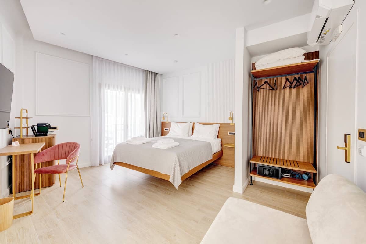 Luxury Room, 1 Queen Bed with Sofa bed, Balcony, Executive Level | In-room safe, laptop workspace, blackout drapes, soundproofing
