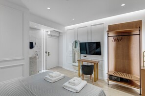 Luxury-Doppel- oder -Zweibettzimmer, Balkon | Zimmersafe, laptopgeeigneter Arbeitsplatz, Verdunkelungsvorhänge