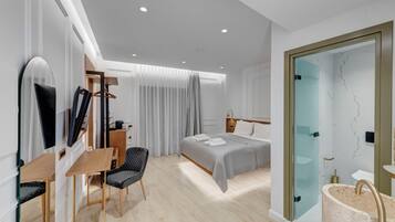 Chambre luxueuse double ou avec lits jumeaux, balcon | Salle de bain | Douche, séchoir à cheveux, serviettes fournies, savon
