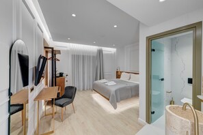 Chambre luxueuse double ou avec lits jumeaux, balcon | Salle de bain | Douche, séchoir à cheveux, serviettes fournies, savon