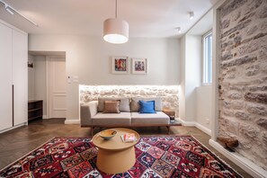 Caja fuerte, sistema de insonorización, tabla de planchar con plancha