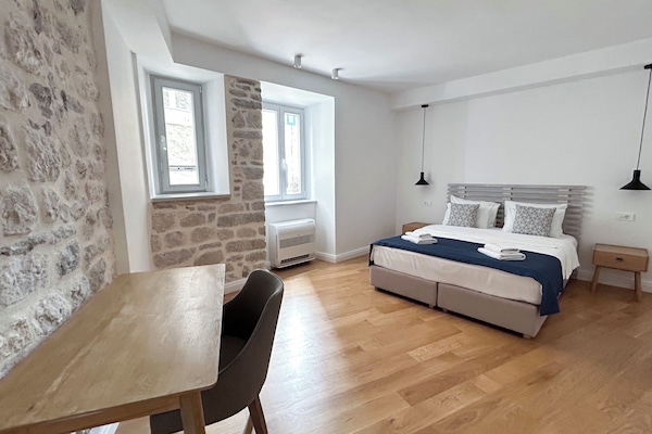 In-room safe, soundproofing, iron/ironing board, free WiFi