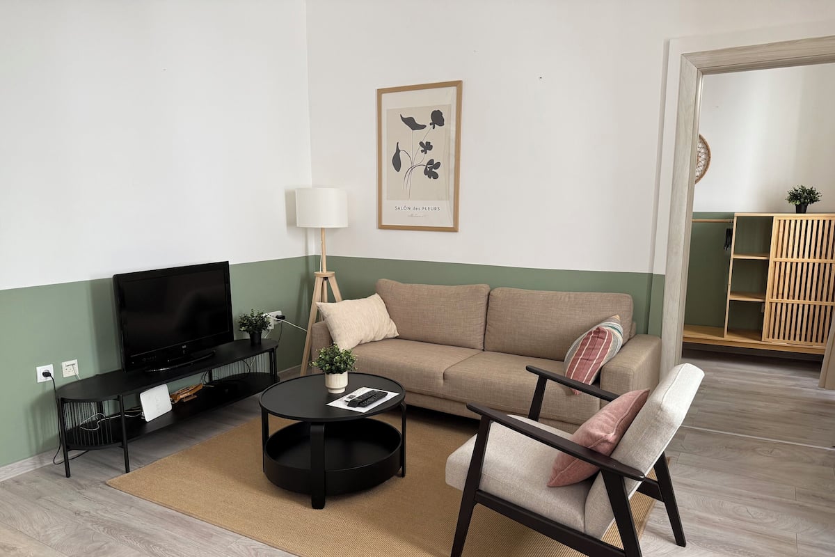 Apartament | Sala d'estar | Televisor intel·ligent de 42 polzades amb canals per satèl·lit