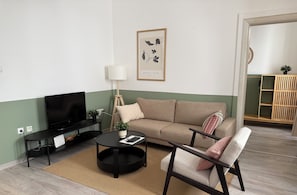 Comfort-Apartment, Mehrere Schlafzimmer, Nichtraucher, Stadtblick | Wohnbereich | 42-Zoll-Smart-TV mit Satellitenempfang, Computerbildschirme