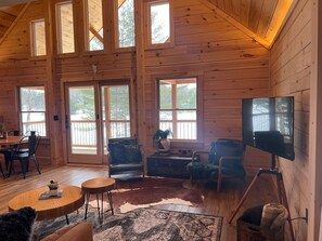 Una Smart TV, un reproductor estéreo