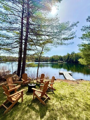 Property grounds - Modern & Cozy Lakefront Cabin: Rustic Charm and Serene views (Barnstead)