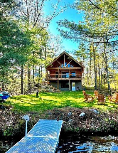 Modern & Cozy Lakefront Cabin: Rustic Charm and Serene views