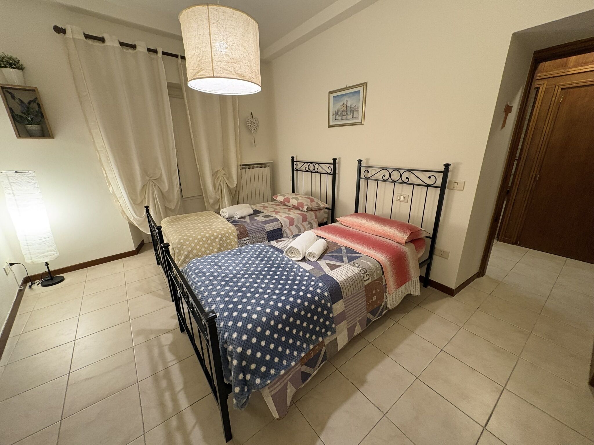 2 slaapkamers, een strijkplank/strijkijzer, reisbedje, wifi