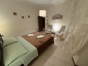 2 bedrooms, iron/ironing board, travel cot, WiFi - Delightful Francis House Family Apartment (Assisi)