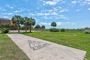 Property grounds - Cozy Studio Large Pool w/ a Private Courtyard and a 5 Min Walk to the Beach (Port Aransas)