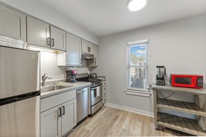 Fridge, microwave, oven, stovetop - Cozy Studio Large Pool w/ a Private Courtyard and a 5 Min Walk to the Beach (Port Aransas)