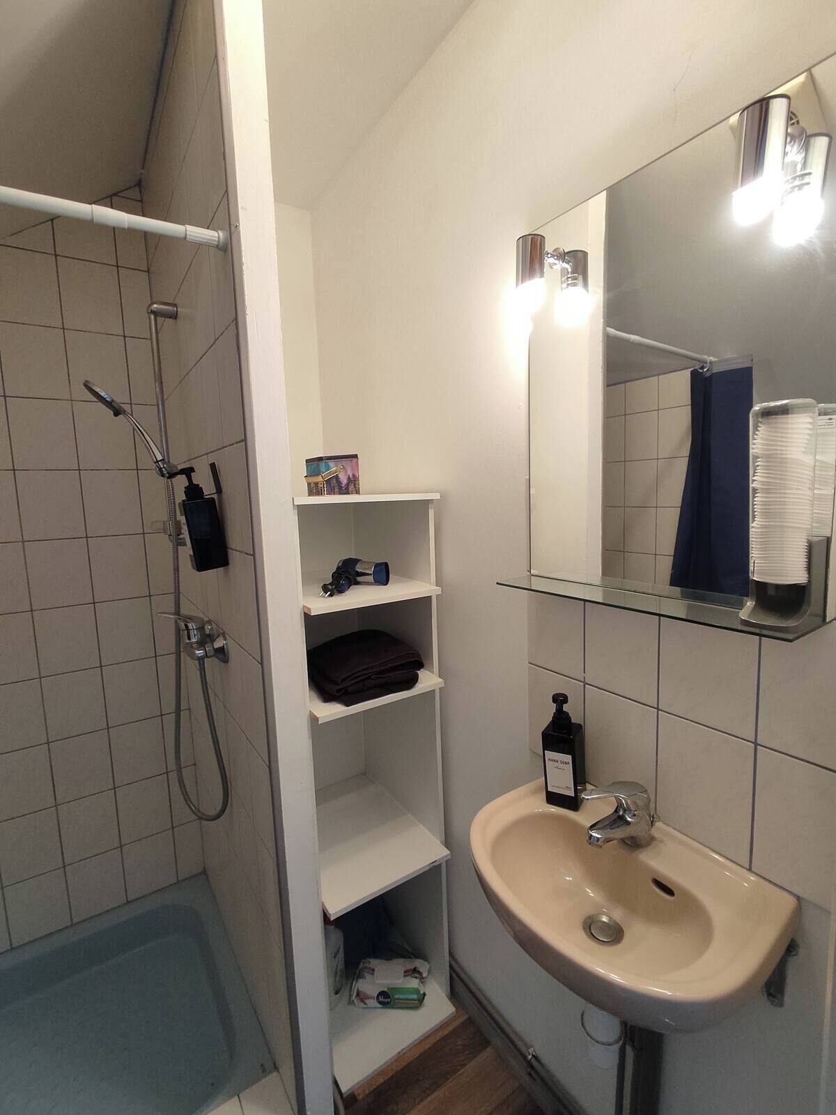 Douche, sèche-cheveux, serviettes fournies, savon