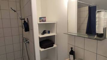 Douche, sèche-cheveux, serviettes fournies, savon