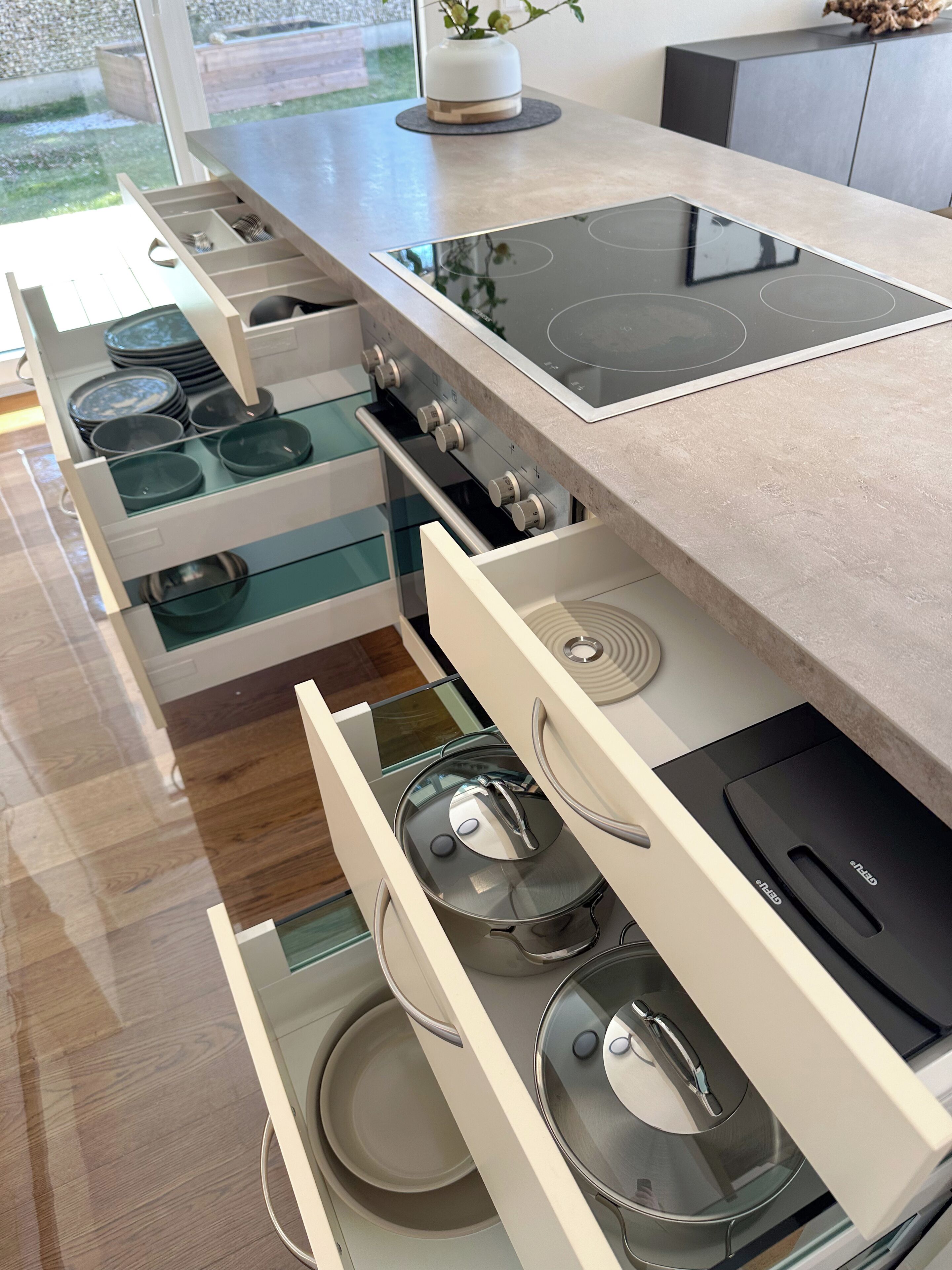 Fridge, oven, stovetop, dishwasher