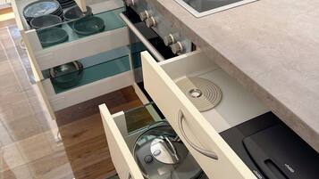 Fridge, oven, stovetop, dishwasher