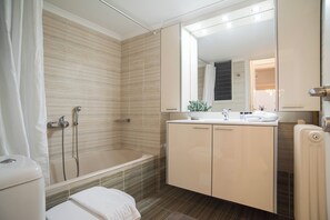 Hair dryer, towels, soap, shampoo - Beachfront ZEN sea view apartment (Itea)