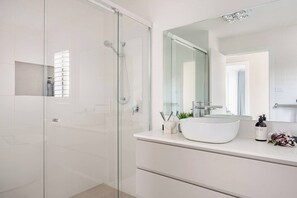 Een douche,  milieuvriendelijk toiletgerief