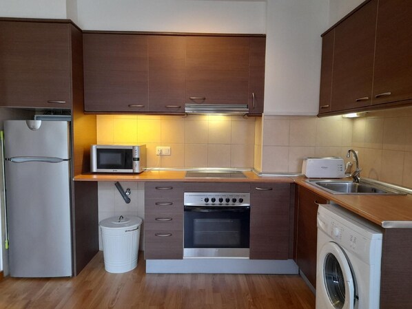 Fridge, microwave, oven, coffee/tea maker