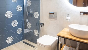 Haartrockner, Handtücher, Seife, Toilettenpapier