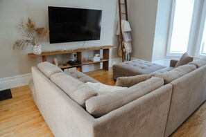 Älytelevisio, takka, videopelejä, DVD-soitin