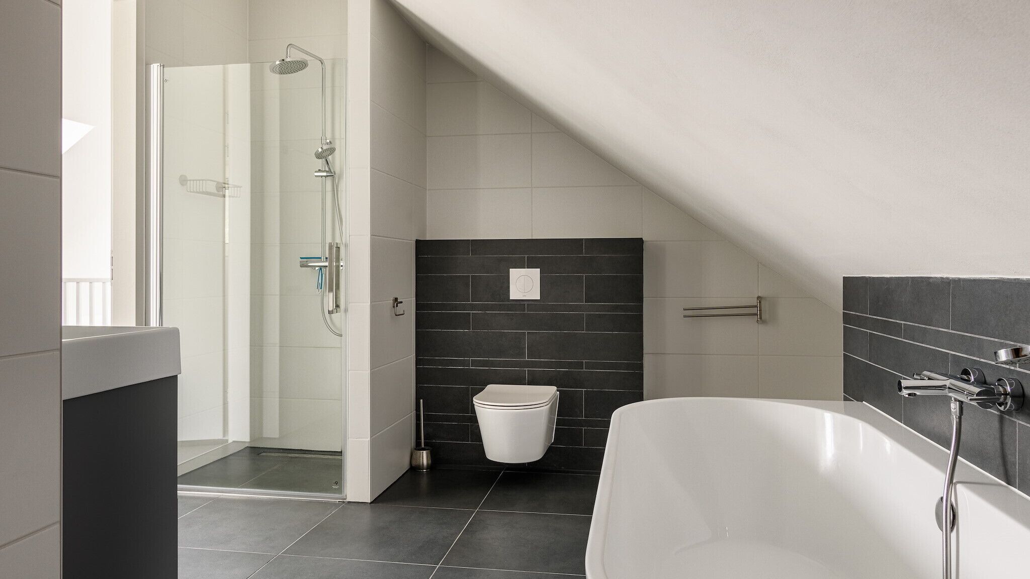 Un baño moderno con ducha, inodoro y bañera.
