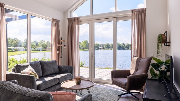 Vila (Drentsche B) | Sala de estar | TV