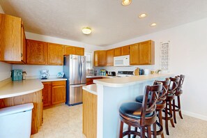 Fridge, microwave, oven, stovetop - Charming 3 story condo, w/ a W/D & Wifi, near beaches & shared pool access (Manistee)