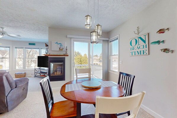 Dining - Charming 3 story condo, w/ a W/D & Wifi, near beaches & shared pool access (Manistee)