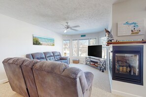 TV, fireplace - Charming 3 story condo, w/ a W/D & Wifi, near beaches & shared pool access (Manistee)