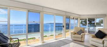 Villa Maris- Beachfront Bliss in Soldiers Point